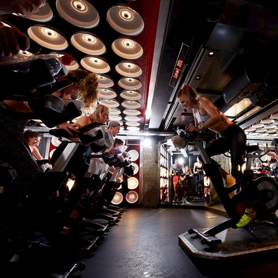 Spinning classes in an unique room