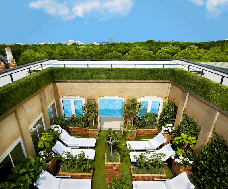 Outdoors tanning on sunbeds