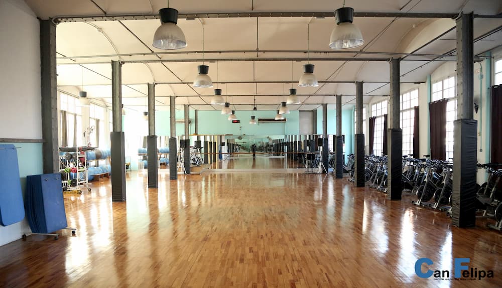 Spinning class with spotlights on the coach